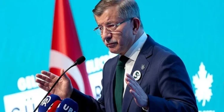 داود أوغلو يوضح موقفه من سياسة أردوغان في سوريا