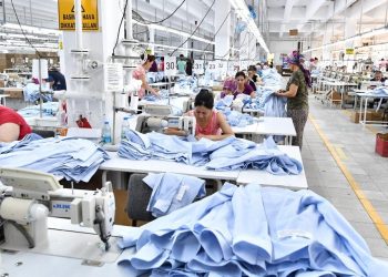 عودة السوريين تهدد قطاع المنسوجات في تركيا