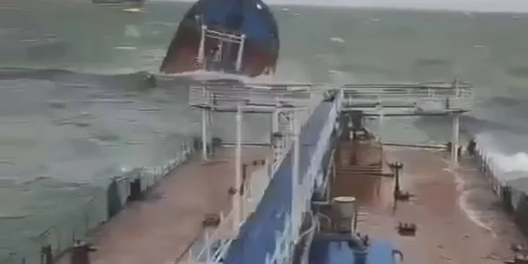 انشطار ناقلة وقود روسية علقت وسط عاصفة