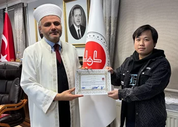 صيني يعتنق الإسلام ويتزوج من حبيبته التركية