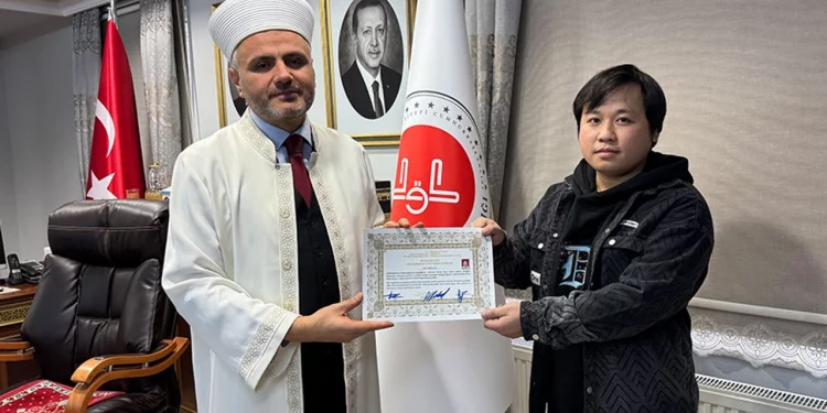 صيني يعتنق الإسلام ويتزوج من حبيبته التركية