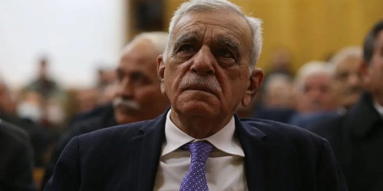 هل دعا أوجلان العمال الكردستاني لإلقاء السلاح؟