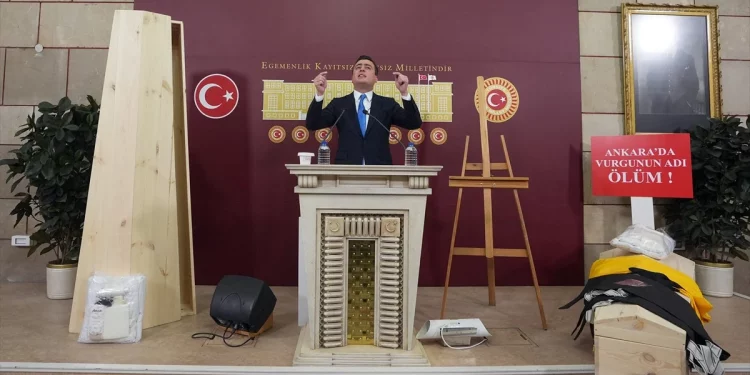 نائب يحمل تابوتا إلى البرلمان التركي!