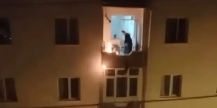 تركيا.. مواطن يضرم النار في شرفة شقته