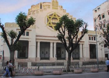 الشرطة التونسية تقتل رجلا أضرم النار في نفسه خارج كنيس يهودي