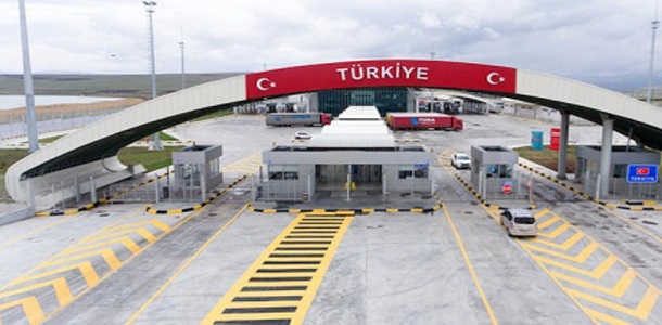 تركيا تمنع دخول مزدوجي الجنسية من معبر “الحمام”