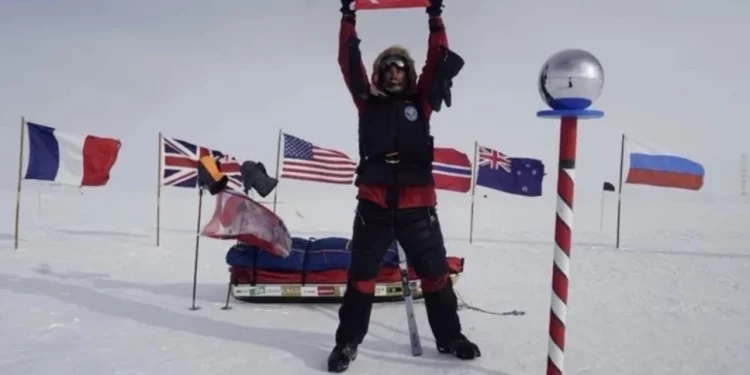 رضا بلال .. أول تركي يلوح بعلم بلاده في القطب الجنوبي