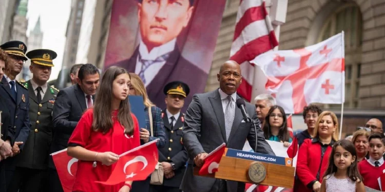 رجل أعمال تركي يقر بتقديم رشوة لعمدة نيويورك