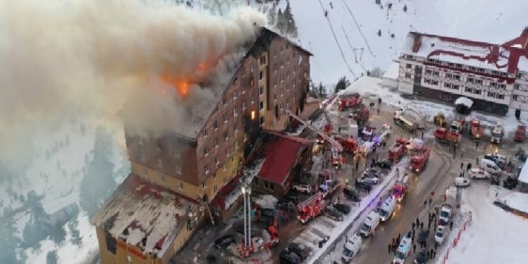 حريق هائل يدمر فندقا تاريخيا في تركيا ويسفر عن وفيات