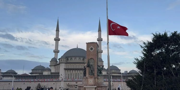 تركيا تنكس العلم حدادا على ضحايا حريق فندق بولو