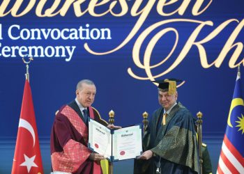 ملك ماليزيا يمنح أردوغان الدكتوراه الفخرية