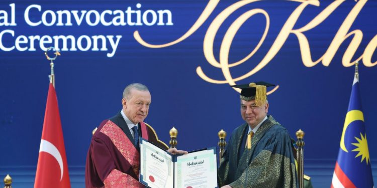 ملك ماليزيا يمنح أردوغان الدكتوراه الفخرية