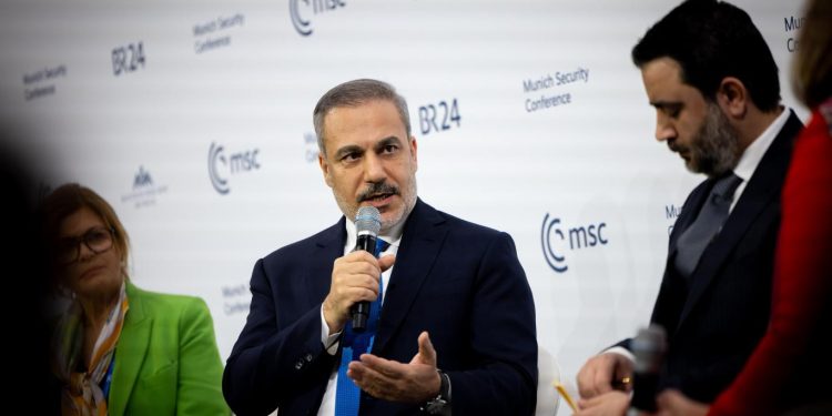 هاكان فيدان: يجب أن تمتلك سوريا قوات مسلحة موحدة