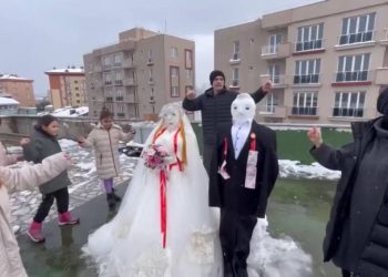 حفل زفاف لرجل الثلج على عروسه في إسطنبول.. فيديو