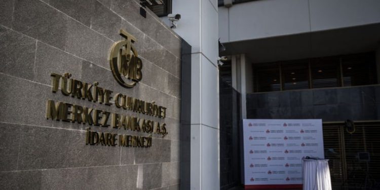 انخفاض احتياطيات البنك المركزي التركي من الذروة