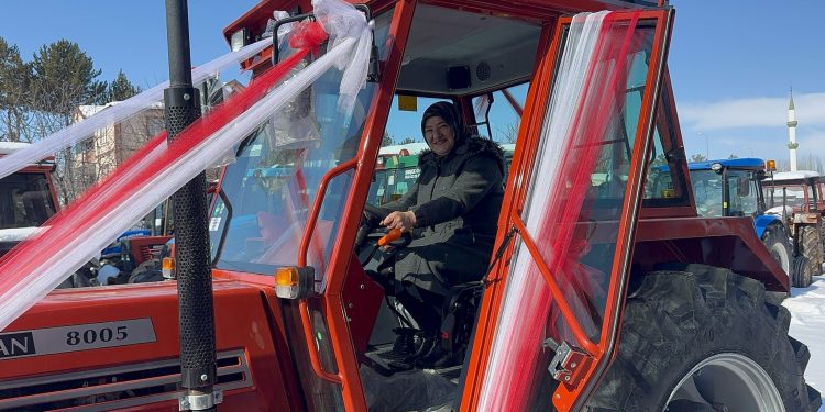 تركي يهدي والدته جرارًا زراعيًا في عيد الحب