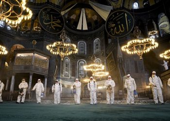 تعطير مسجد آيا صوفيا بماء الورد قبيل رمضان