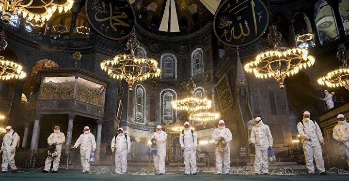 تعطير مسجد آيا صوفيا بماء الورد قبيل رمضان