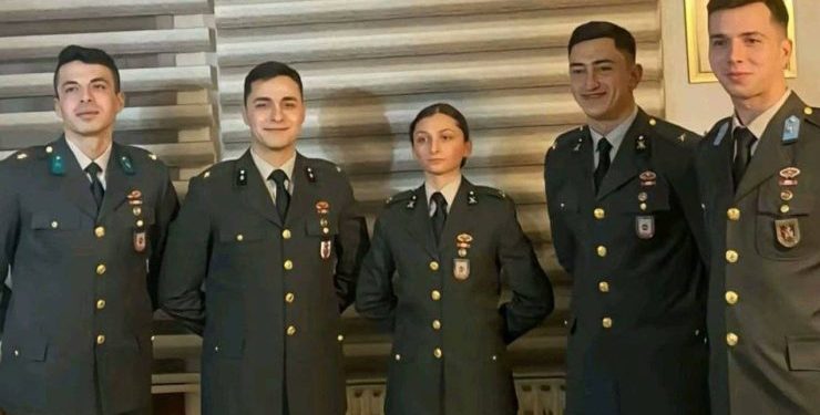 زعيم حزب الجيد يدعم 5 ملازمين مفصولين من الجيش