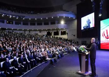 الرئيس الإيراني يلقي قصيدة باللغة التركية