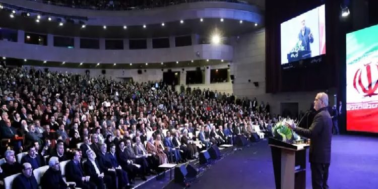 الرئيس الإيراني يلقي قصيدة باللغة التركية