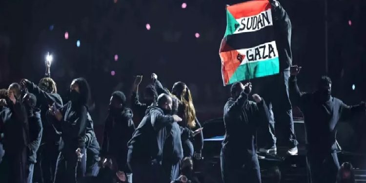 العلمان الفلسطيني والسوداني يفاجئان ترامب خلال فعالية “سوبر بول”