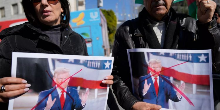 ما موقف القانون الدولي من مخطط ترامب لتهجير سكان غزة؟