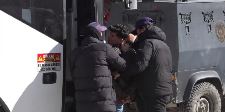 400 حالة اعتقال لمحتجين على عزل عمدة فان