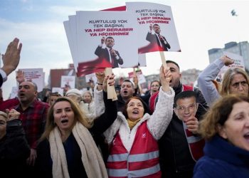 تركيا تعتقل 10 مسؤولين كبار في بلديات إسطنبول