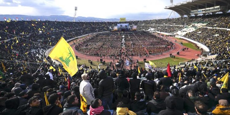 عشرات الآلاف يتدفقون على بيروت لتشييع جنازة حسن نصر الله