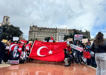 مسيرة لدعم إمام أوغلو في برشلونة