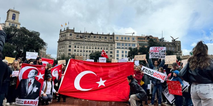 مسيرة لدعم إمام أوغلو في برشلونة