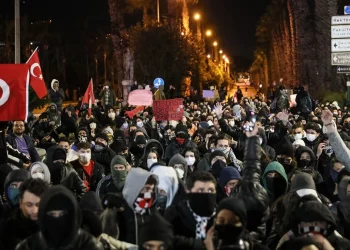 اعتقال 97 شخصًا على خلفية التظاهر ضد قرار اعتقال إمام أوغلو