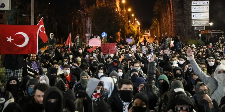 اعتقال 97 شخصًا على خلفية التظاهر ضد قرار اعتقال إمام أوغلو