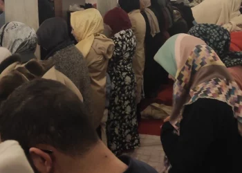 تركيا.. رجال ونساء يصلون معًا في أسكدار!