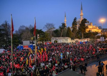 زعيم المعارضة التركية يوجه تحية لأكرم إمام أوغلو في المعتقل