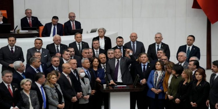 نواب الشعب الجمهوري يهتفون ضد أردوغان في البرلمان