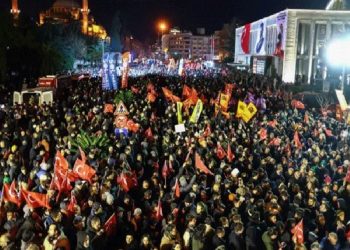 تركيا.. اعتقال صحفيين وسياسيين