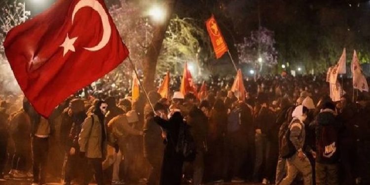 تركيا.. اعتقال متظاهرين بتهمة “إهانة أردوغان وعائلته”