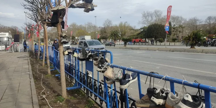 السر وراء شجرة الأحذية في إسطنبول!