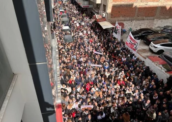 تظاهرات في إسطنبول وإزمير احتجاجا على اعتقال أكرم أوغلو