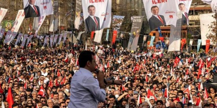 الليرة التركية تهبط لأدنى مستوى بعد اعتقال عمدة إسطنبول