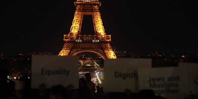 برج إيفل يُضيء رسالة سلام من أجل غزة