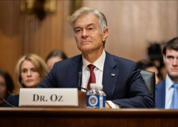 الجراح التركي الشهير محمد أوز يتولى منصبه الرسمي في الولايات المتحدة بحضور ترامب