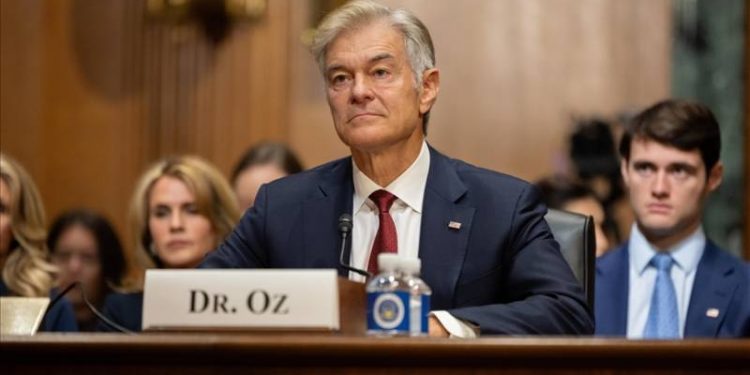 الجراح التركي الشهير محمد أوز يتولى منصبه الرسمي في الولايات المتحدة بحضور ترامب