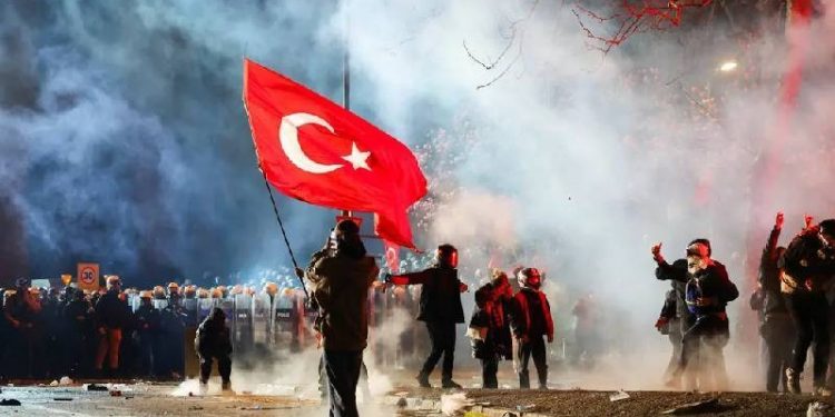 نيويرك تايمز: تركيا تقاوم الاستبداد في  ظل صمت عالمي