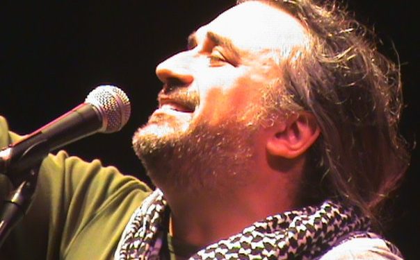 بالفيديو.. وفاة فنان تركي على المسرح