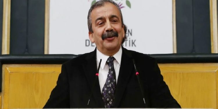 تركيا.. نائب رئيس البرلمان يصاب بأزمة قلبية