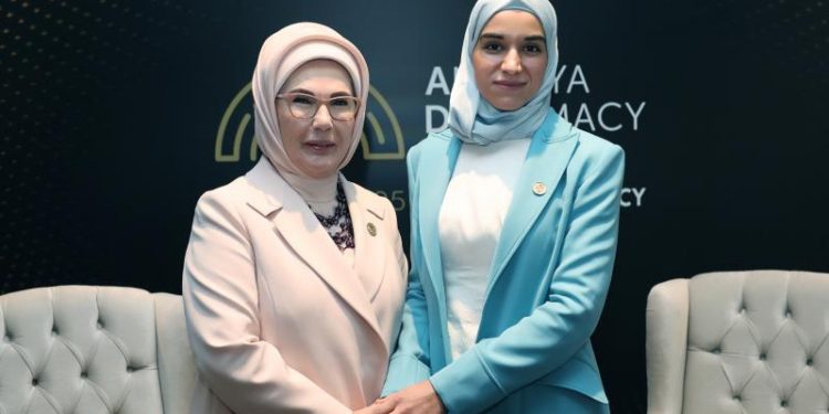 أمينة أردوغان ولطيفة الدروبي يلتقيان مجددا