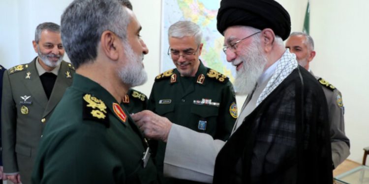 هل تخطط إسرائيل لاغتيال شخصية بارزة في إيران؟